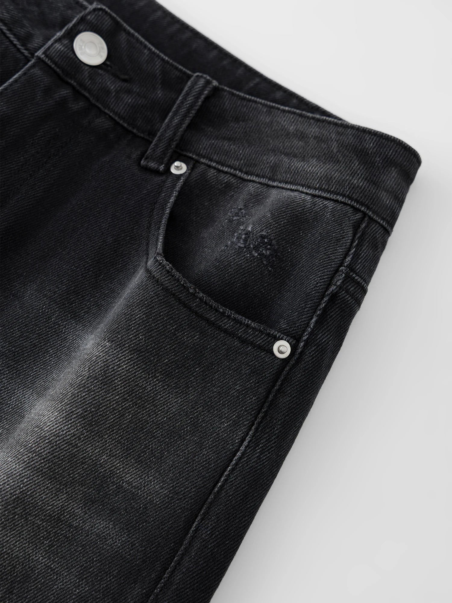 Czarne dżinsy retro z szerokimi nogawkami