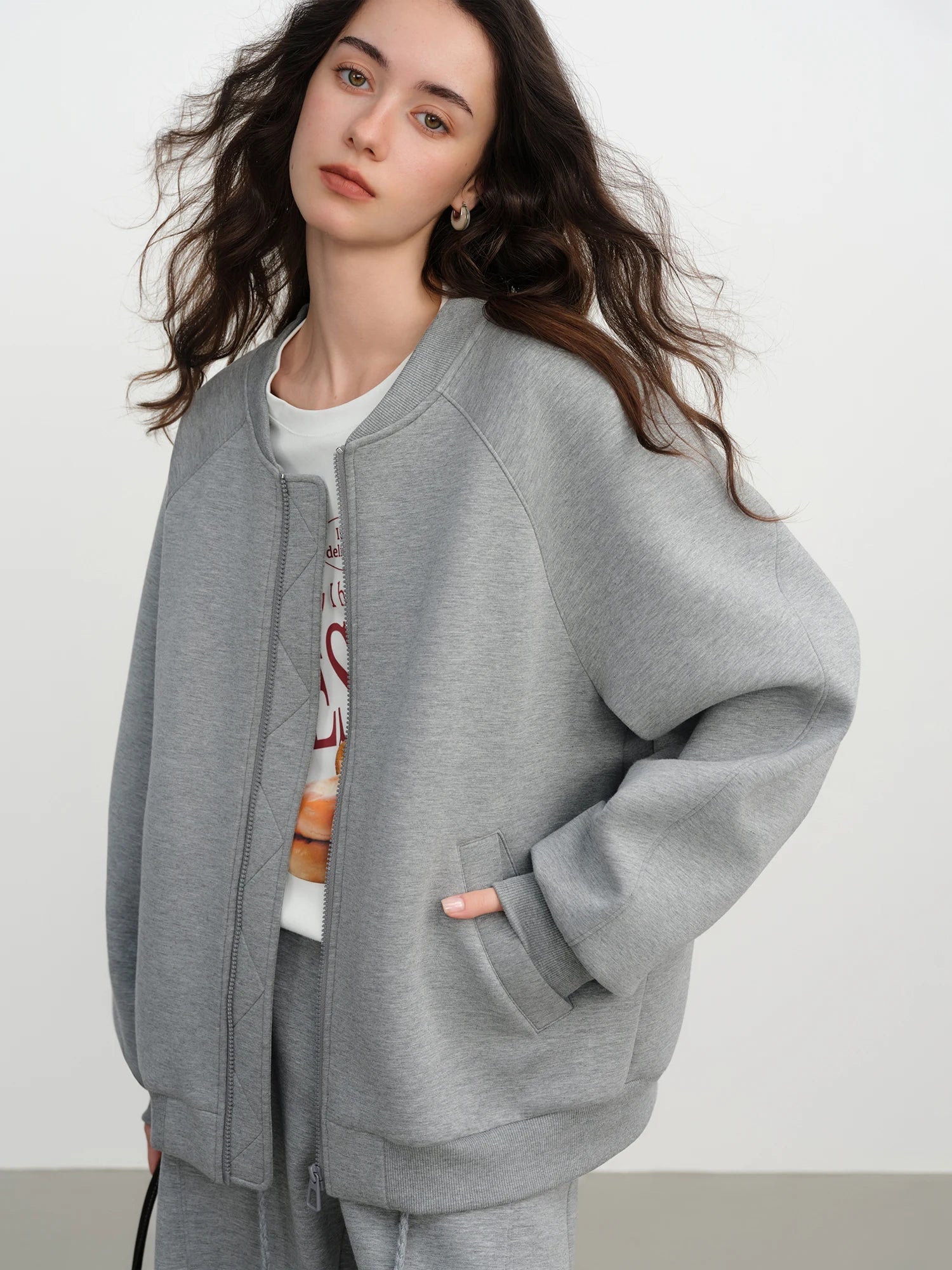 Lekki, luźny, szary kombinezon sportowy