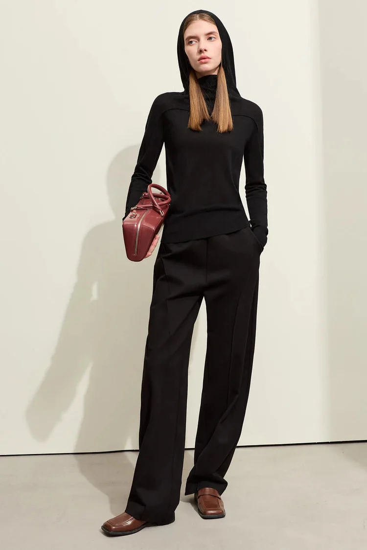 Sweter z kapturem o dopasowanym kroju