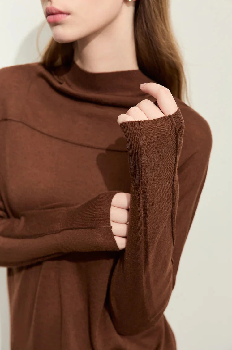 Sweter z kapturem o dopasowanym kroju