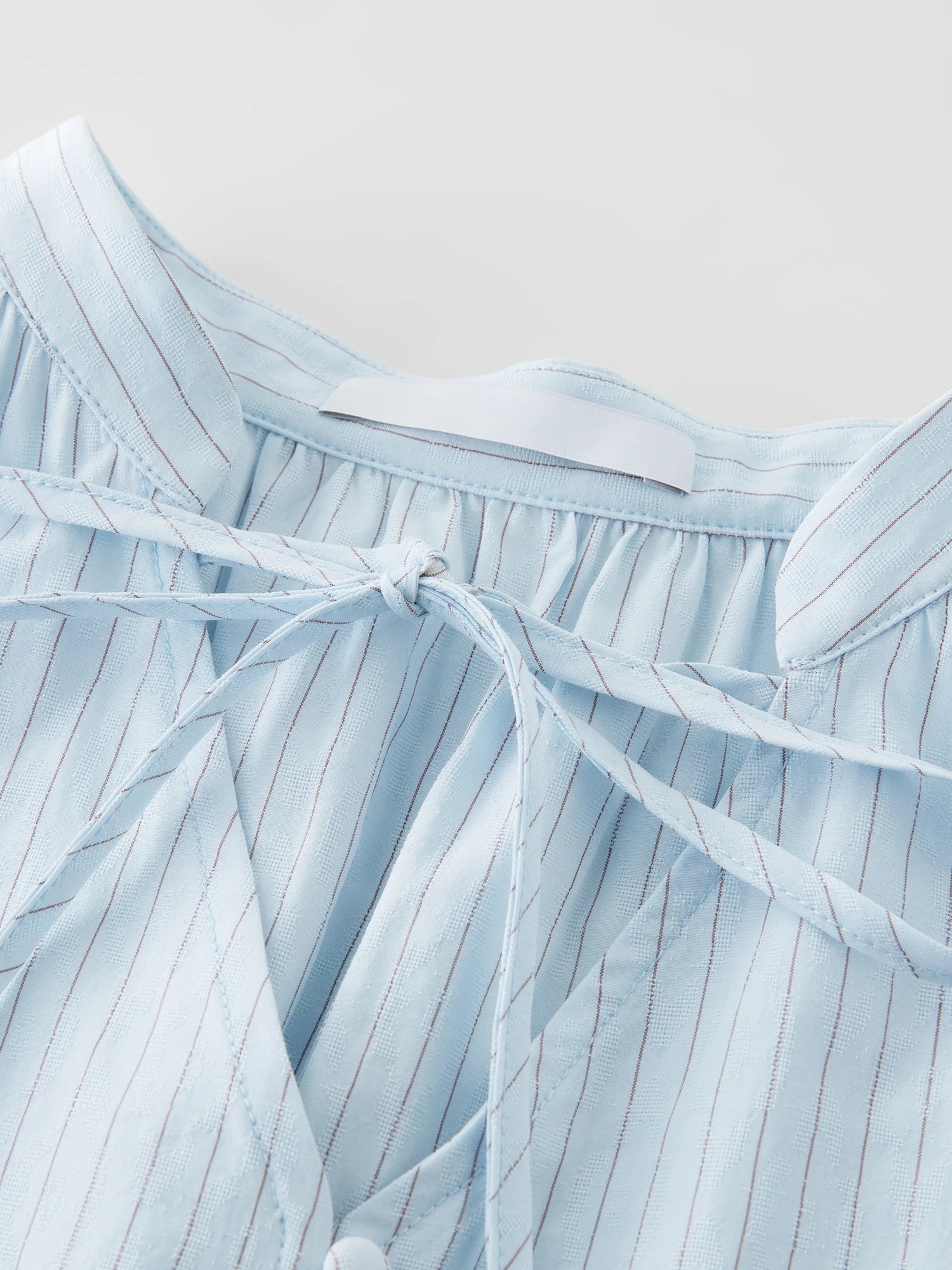 Koszula w paski w kolorze jasnoniebieskim i spódnica midi