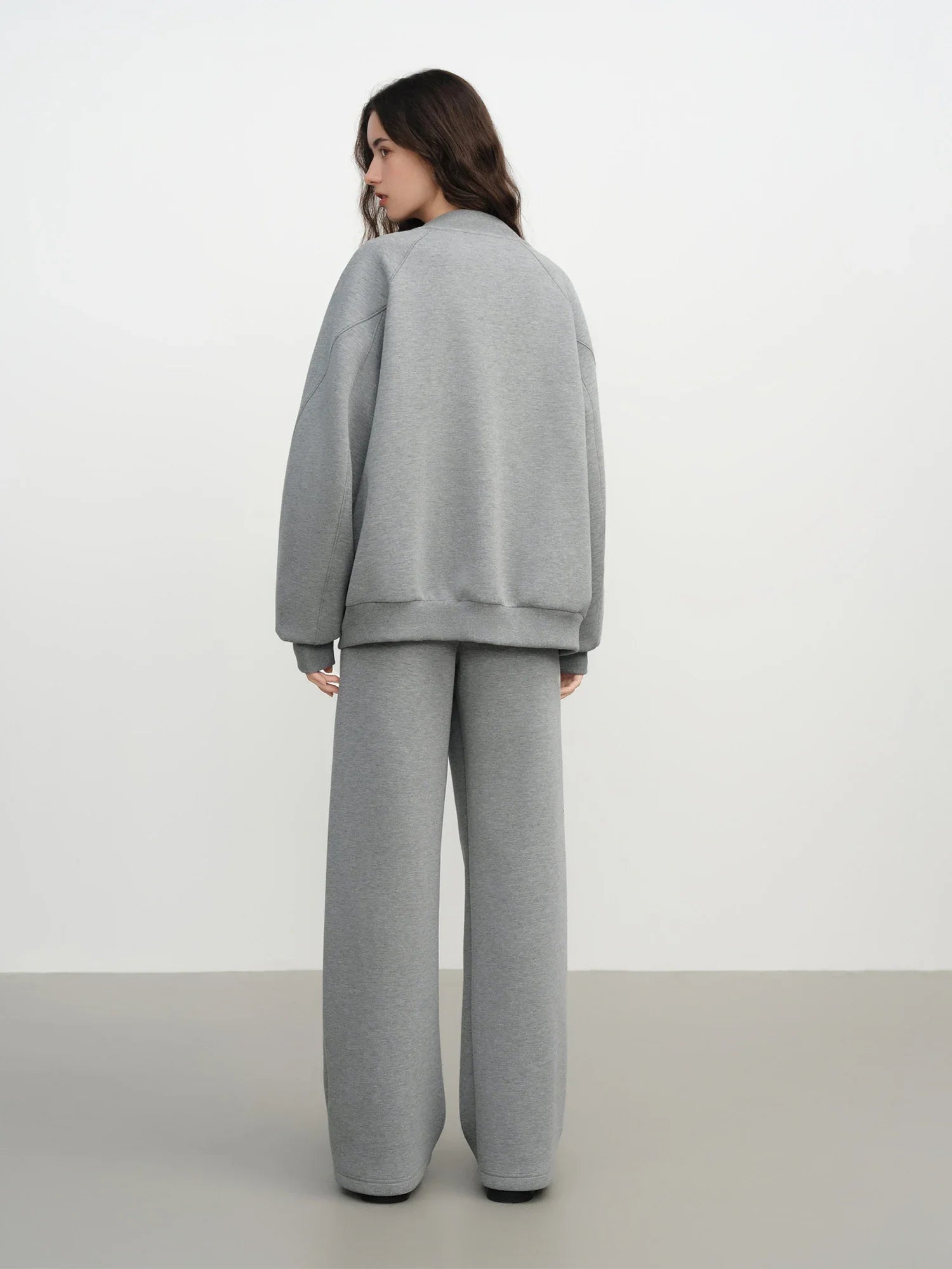 Lekki, luźny, szary kombinezon sportowy