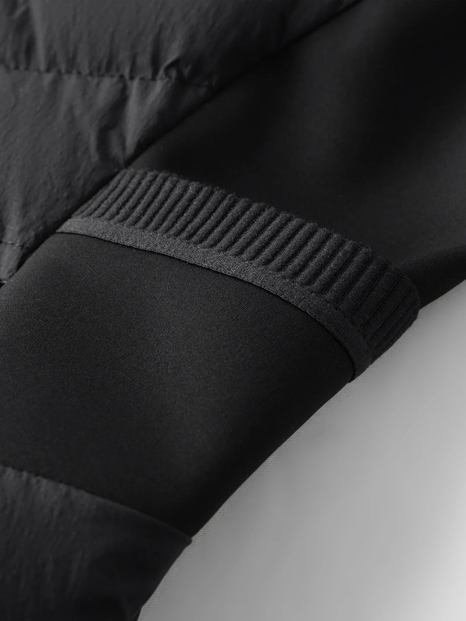 Lekka czarna kurtka z kapturem