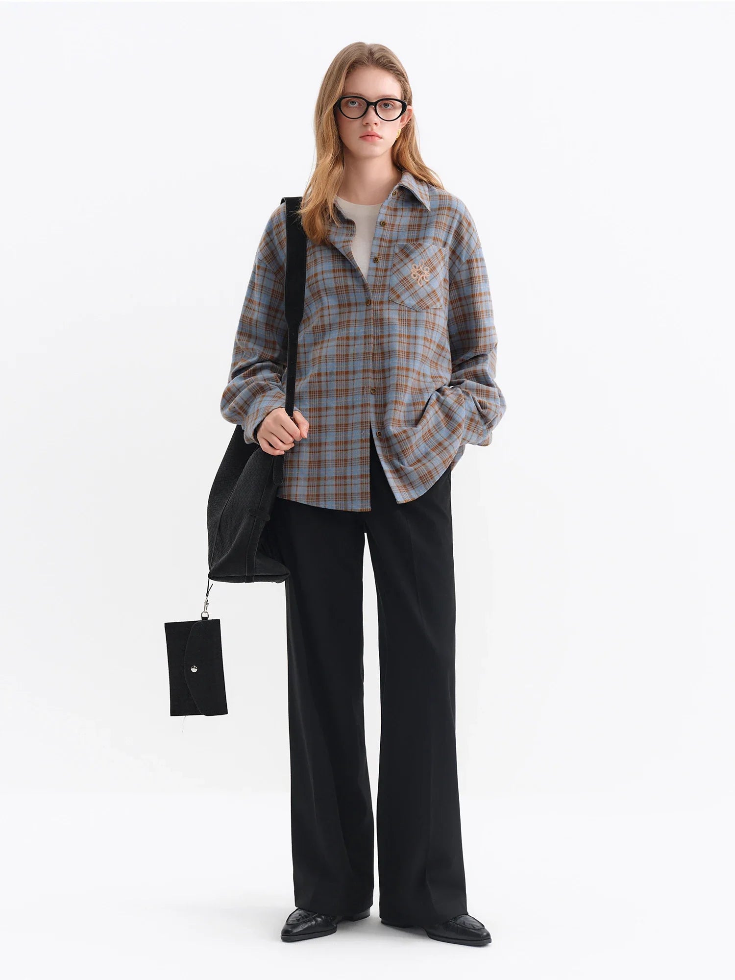 Klasyczne spodnie z wysokim stanem i prostymi nogawkami