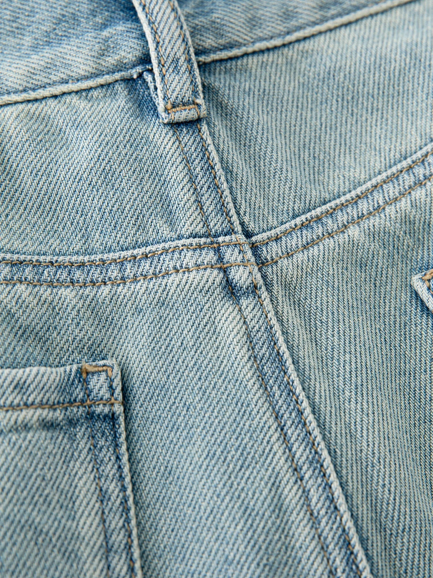 Jeansy z wysokim stanem i prostymi nogawkami