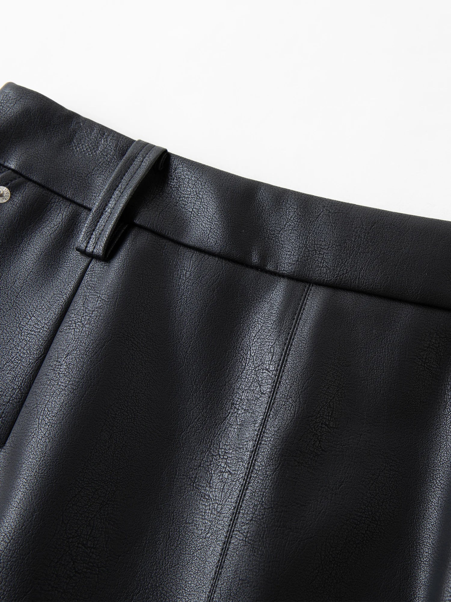 Krótka skórzana spódnica z paskiem