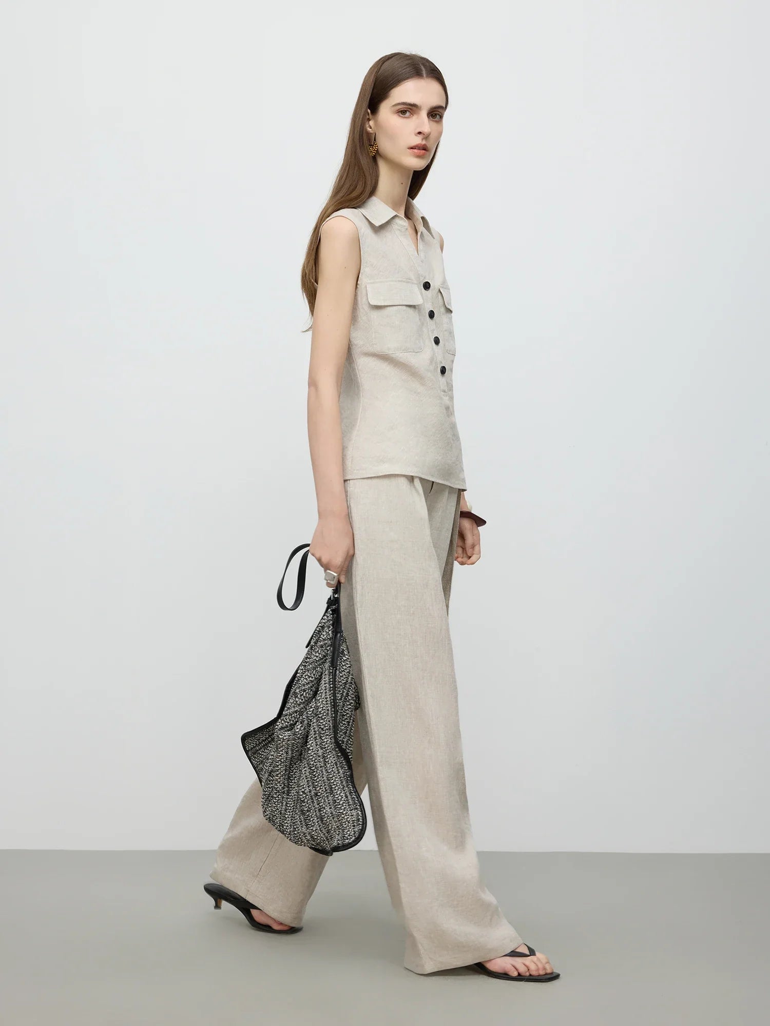 Komplet bez rękawów z lnianej beżowej bluzki i spodni