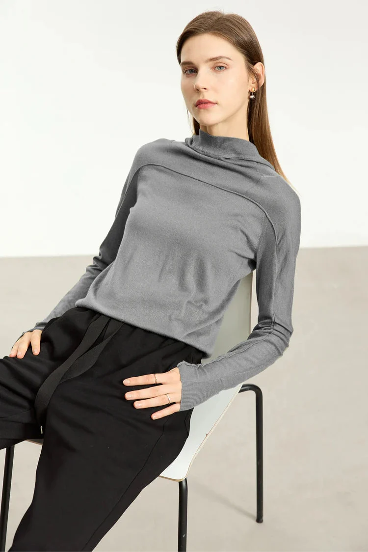 Sweter z kapturem o dopasowanym kroju