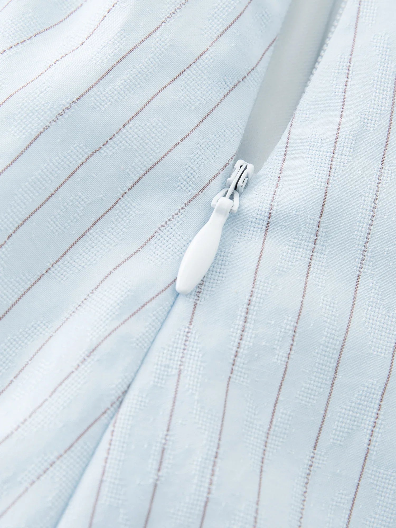 Koszula w paski w kolorze jasnoniebieskim i spódnica midi