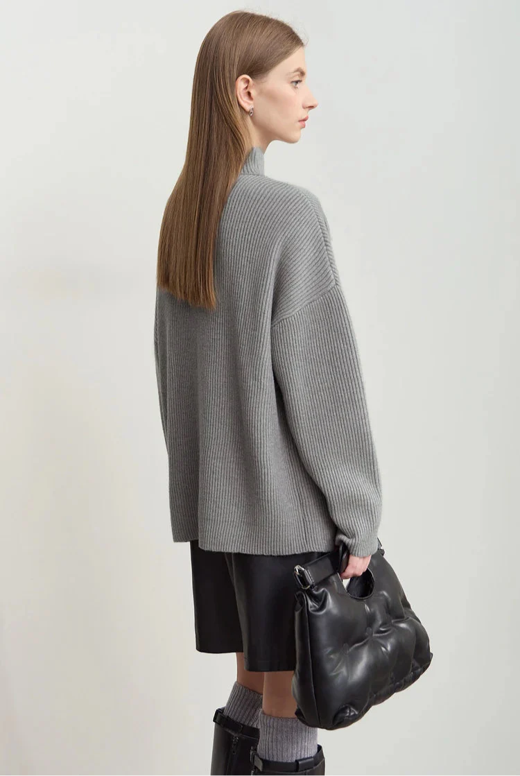 Dzianinowy sweter z golfem skrzyżowanym