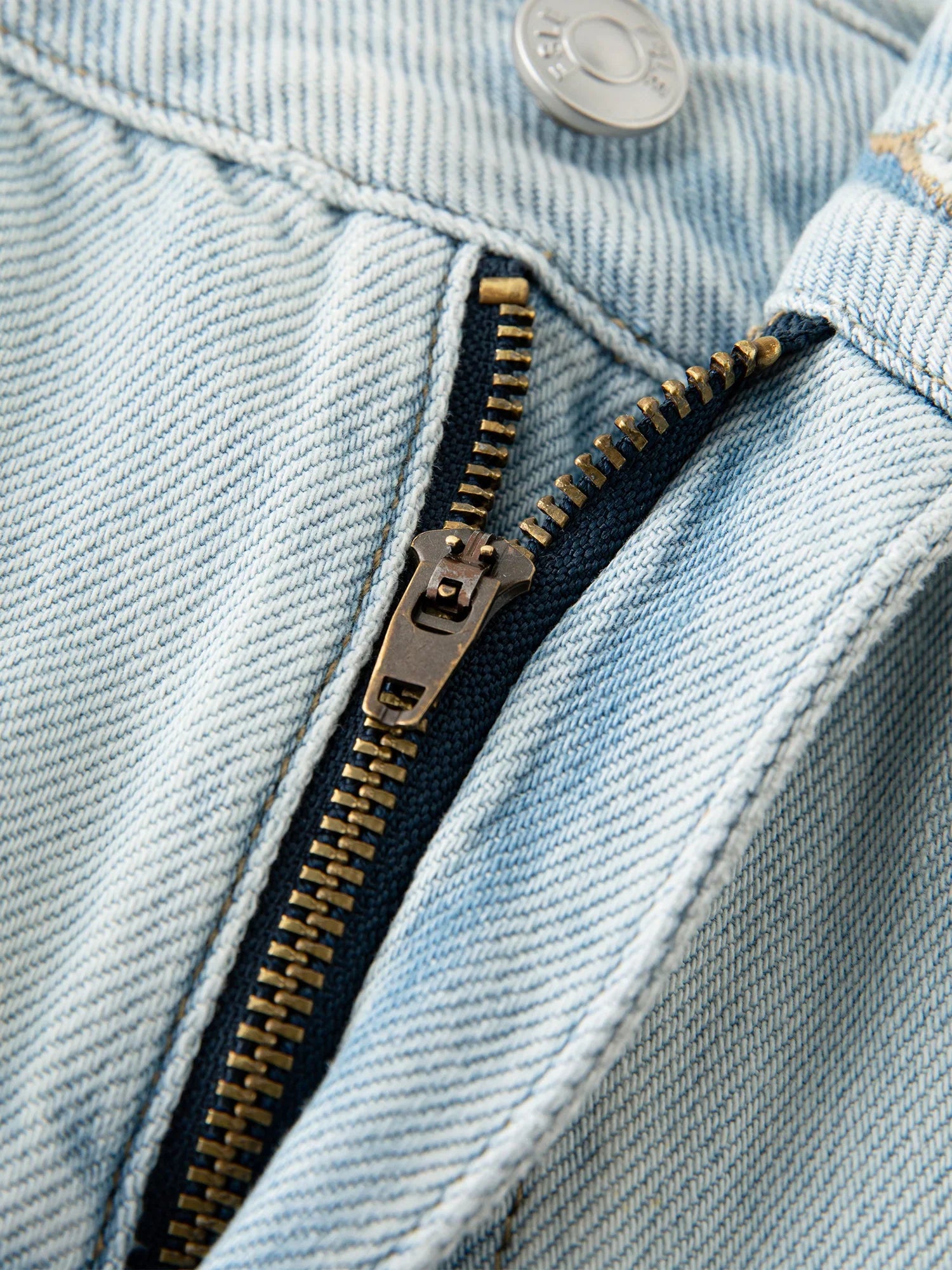 Jeansy z wysokim stanem i prostymi nogawkami