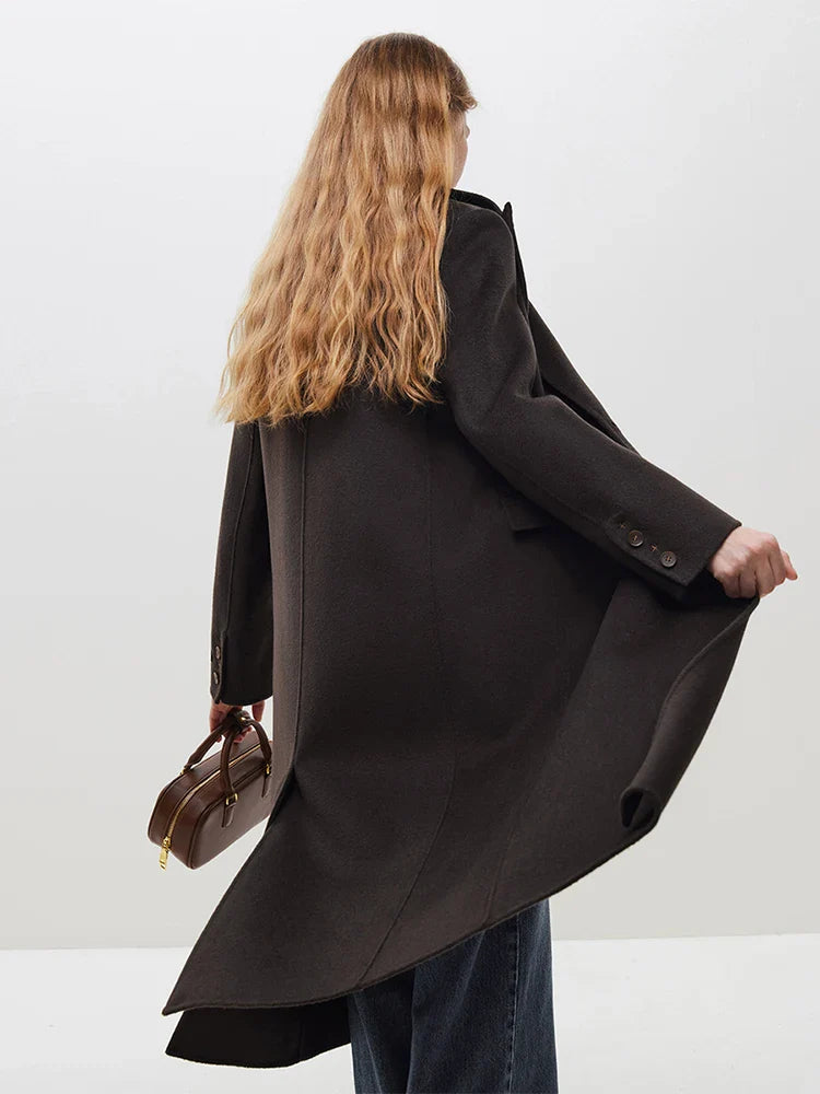 Długi wełniany płaszcz z kołnierzem karbowanym