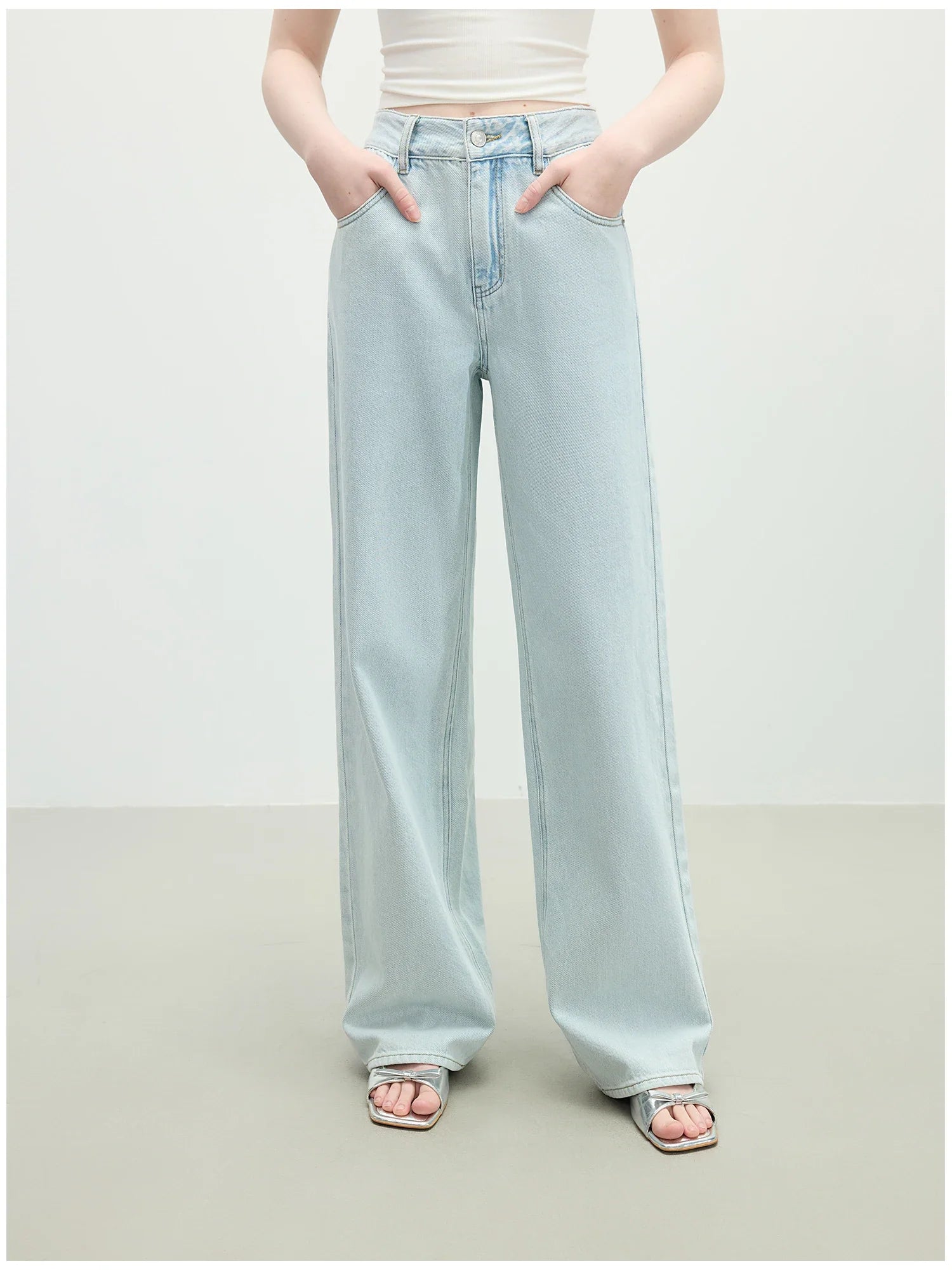 Jeansy z wysokim stanem i prostymi nogawkami