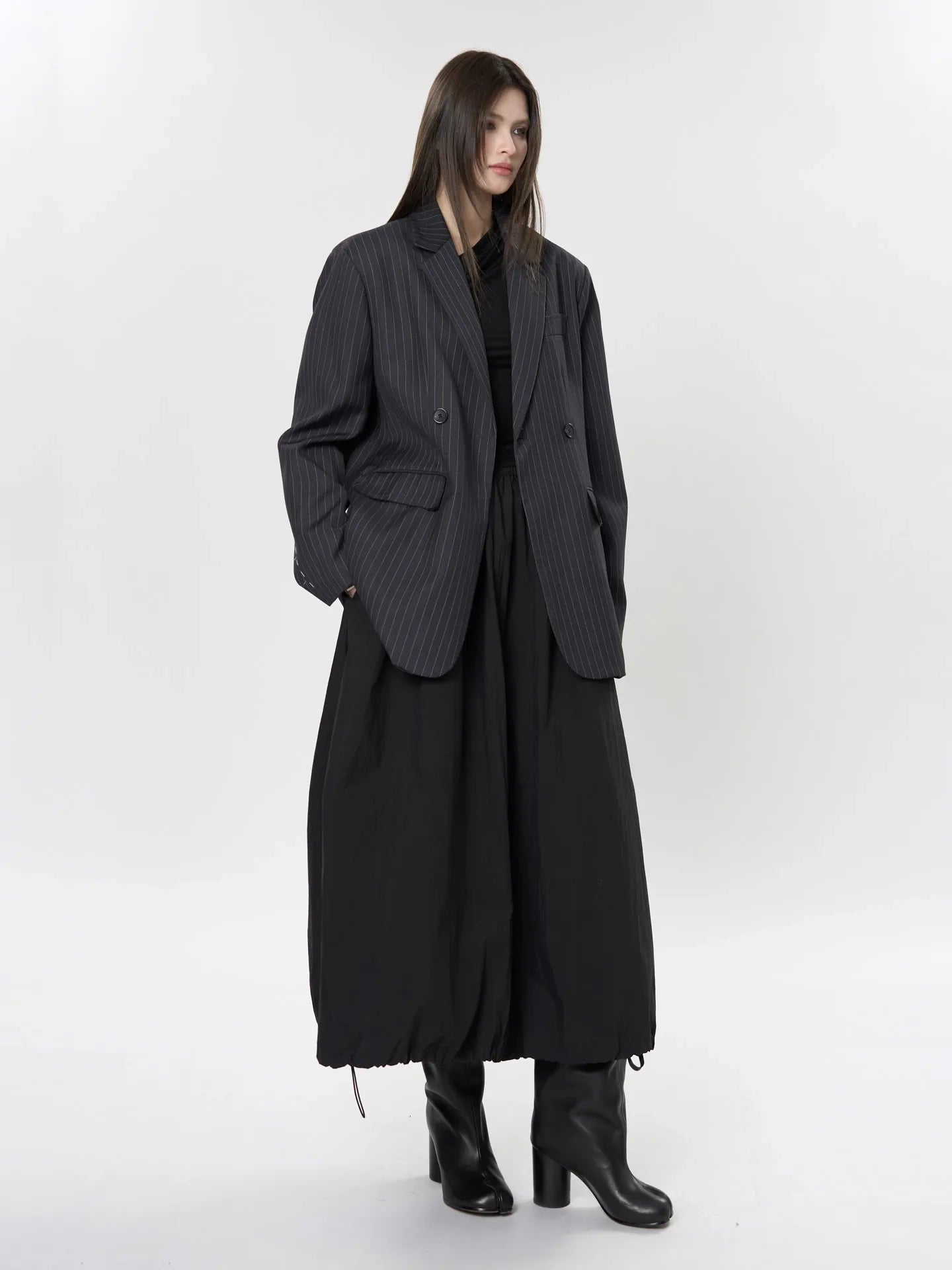 Luźna, czarna marynarka w paski