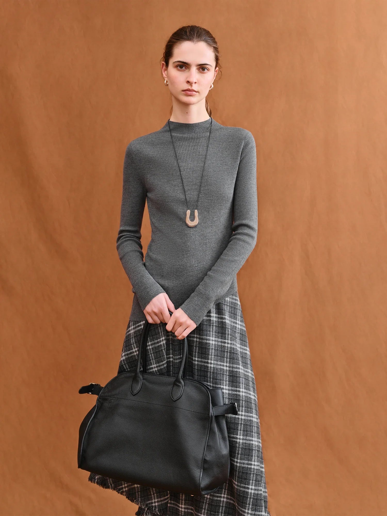 Asymetryczny sweter z wełny