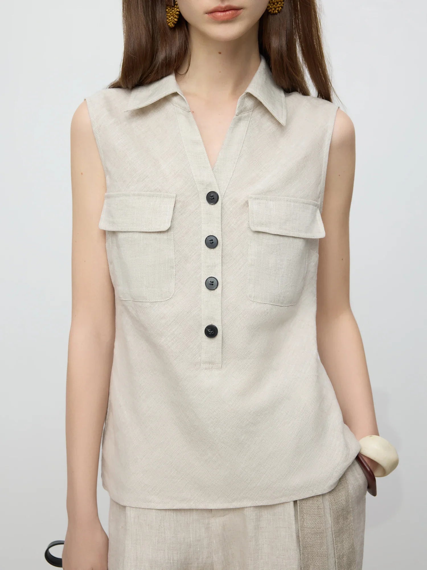 Komplet bez rękawów z lnianej beżowej bluzki i spodni