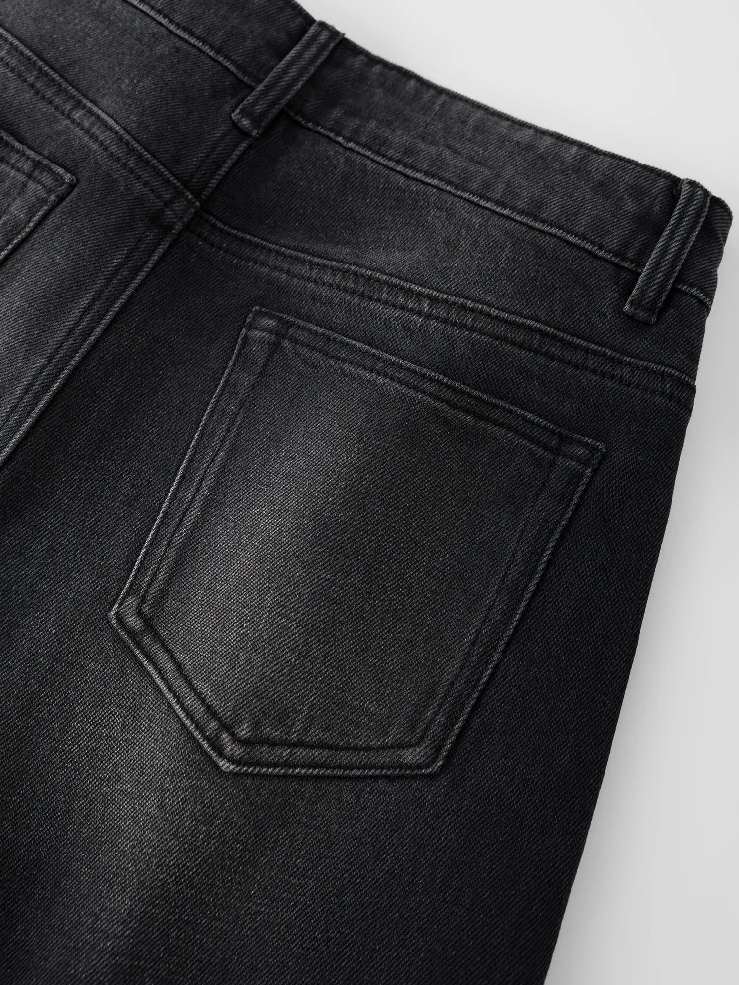 Czarne dżinsy retro z szerokimi nogawkami