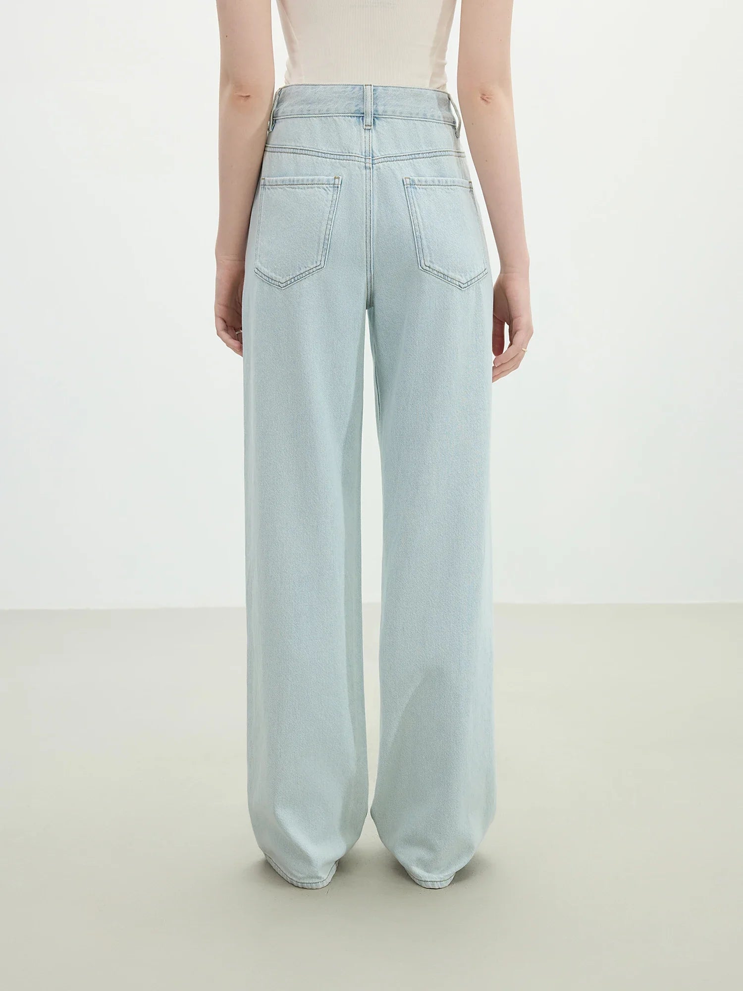 Jeansy z wysokim stanem i prostymi nogawkami