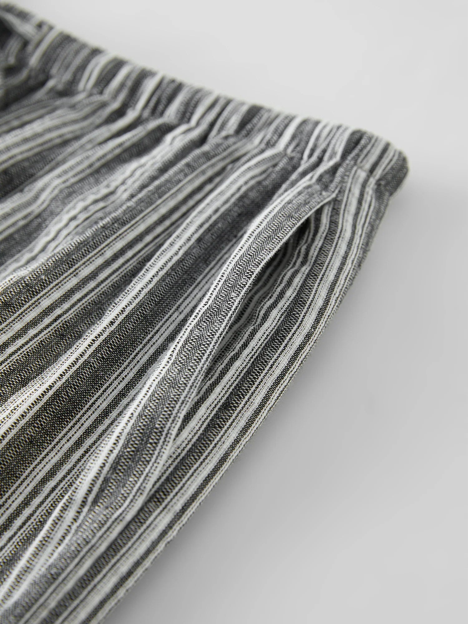 Luźne, proste spodnie z wysokim stanem