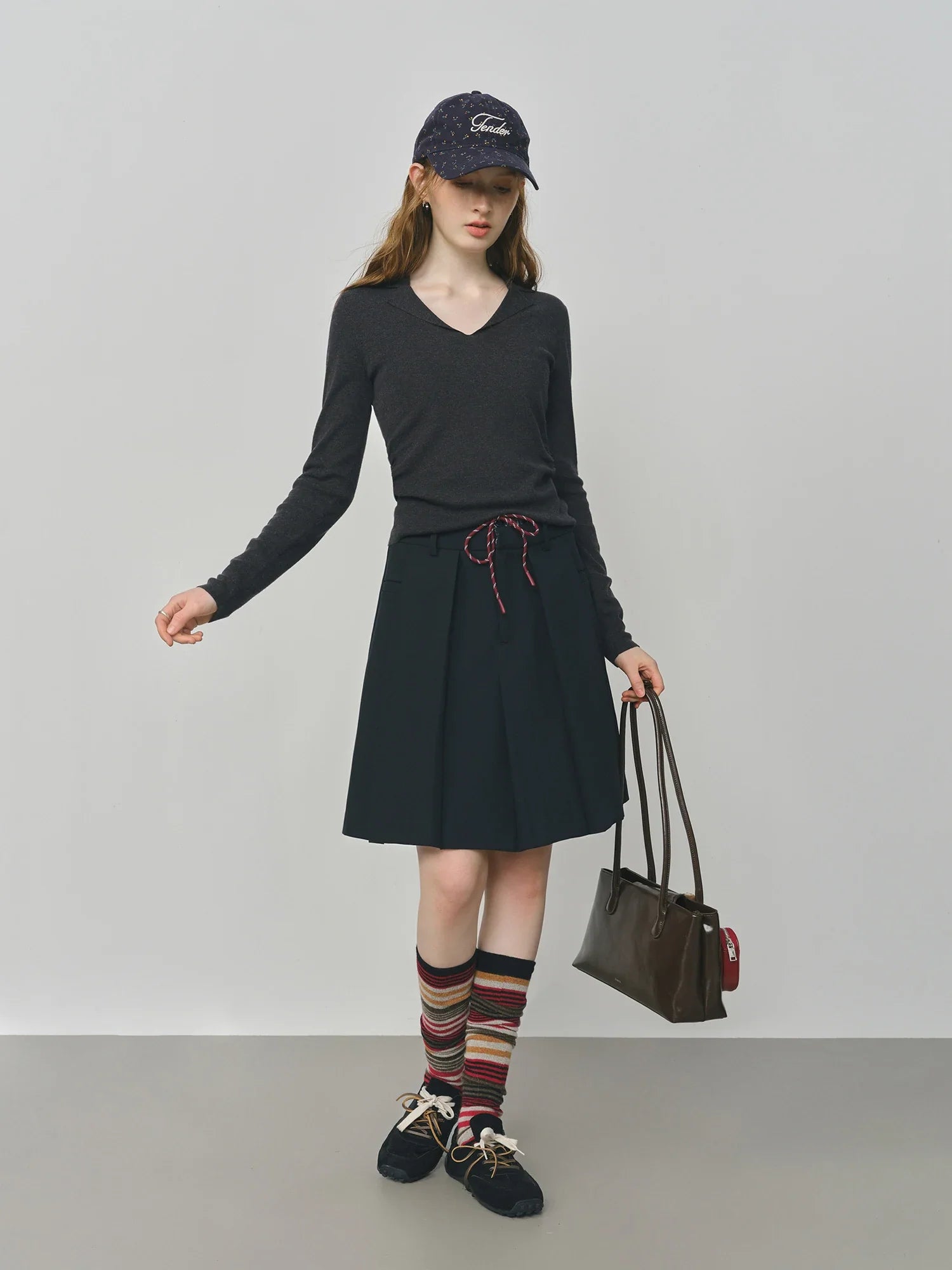 Luźny, minimalistyczny top z długim rękawem