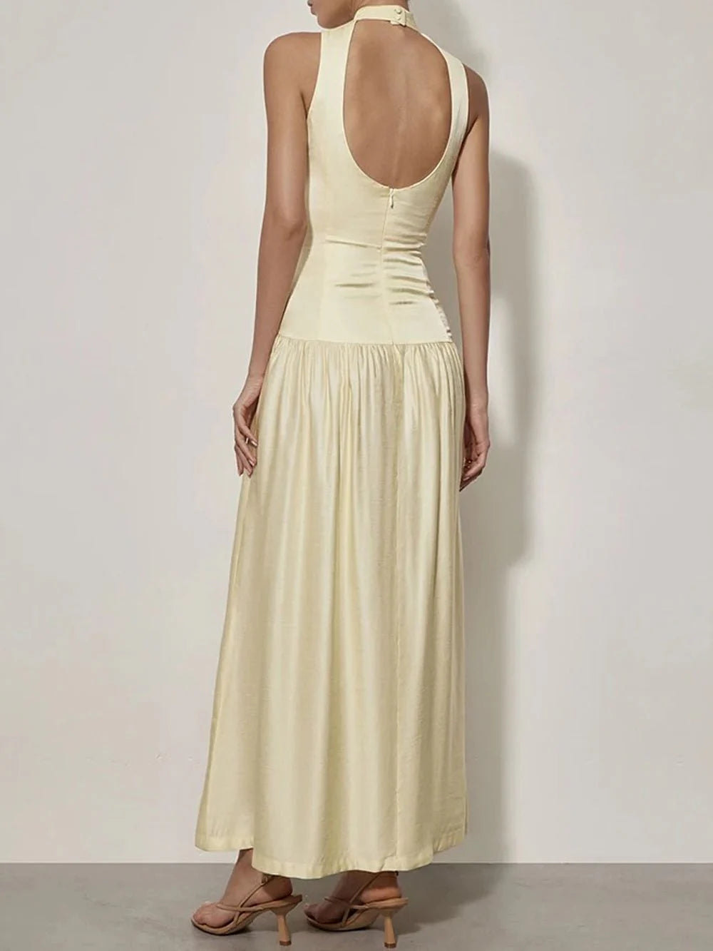 Elegancka sukienka maxi z odkrytymi plecami