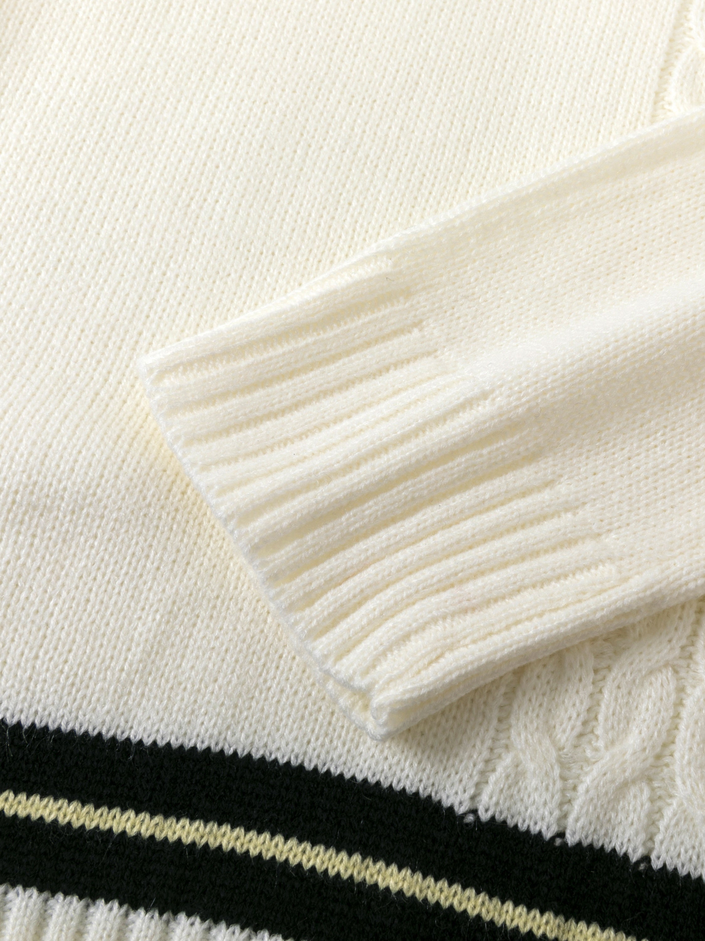 Beżowy sweter z dzianiny o œredniej rozciągliwoœci