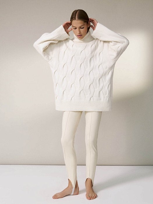 Biaęy sweter damski o luŸnym splocie