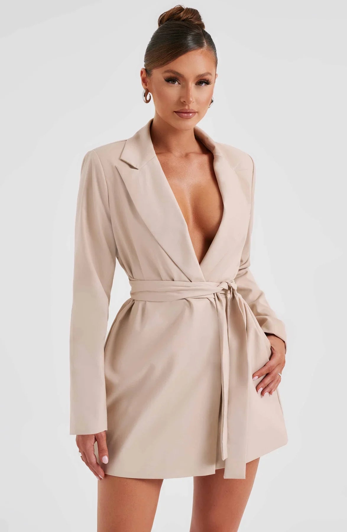 Elegancka sukienka kostiumowa