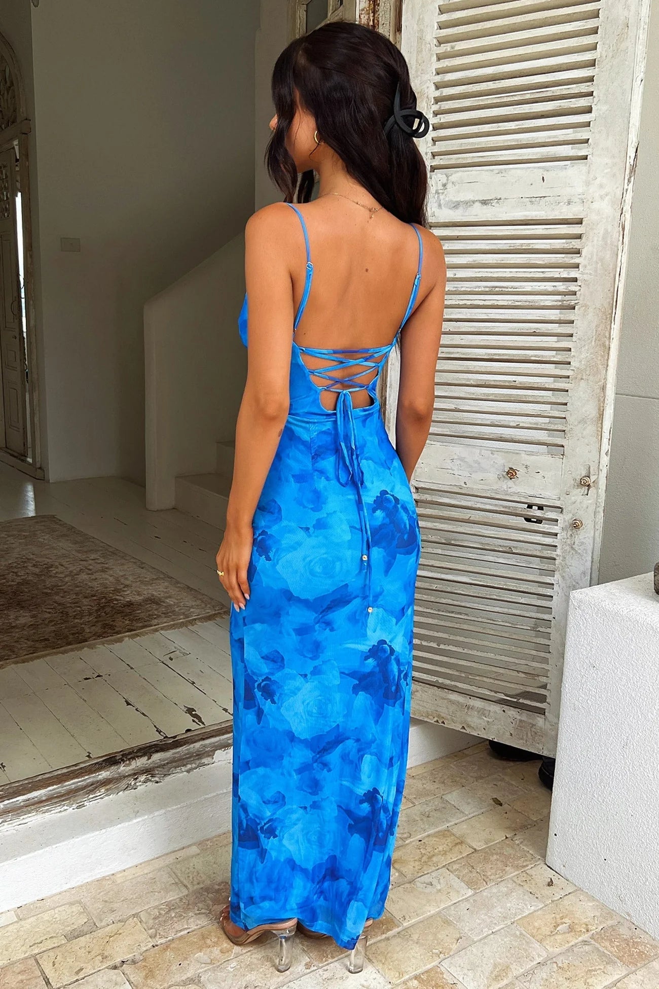 Niebieska sukienka maxi w kwiaty