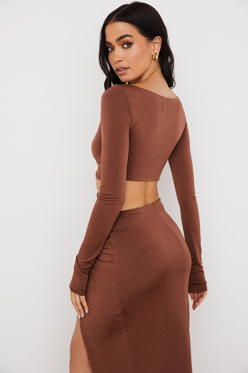 Crop top z marszczeniem w kolorze czekolady i dżersejowa spódnica maxi z zakrêcanym przodem
