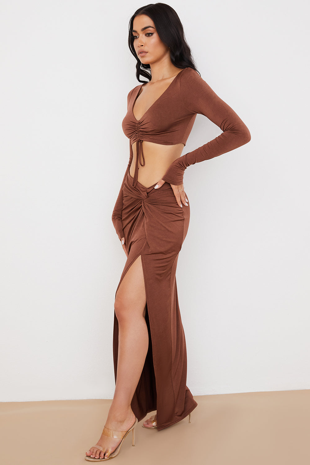 Crop top z marszczeniem w kolorze czekolady i dżersejowa spódnica maxi z zakrêcanym przodem