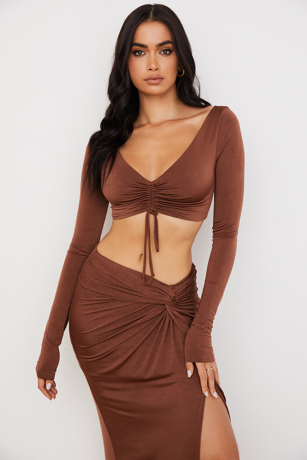 Crop top z marszczeniem w kolorze czekolady i dżersejowa spódnica maxi z zakrêcanym przodem