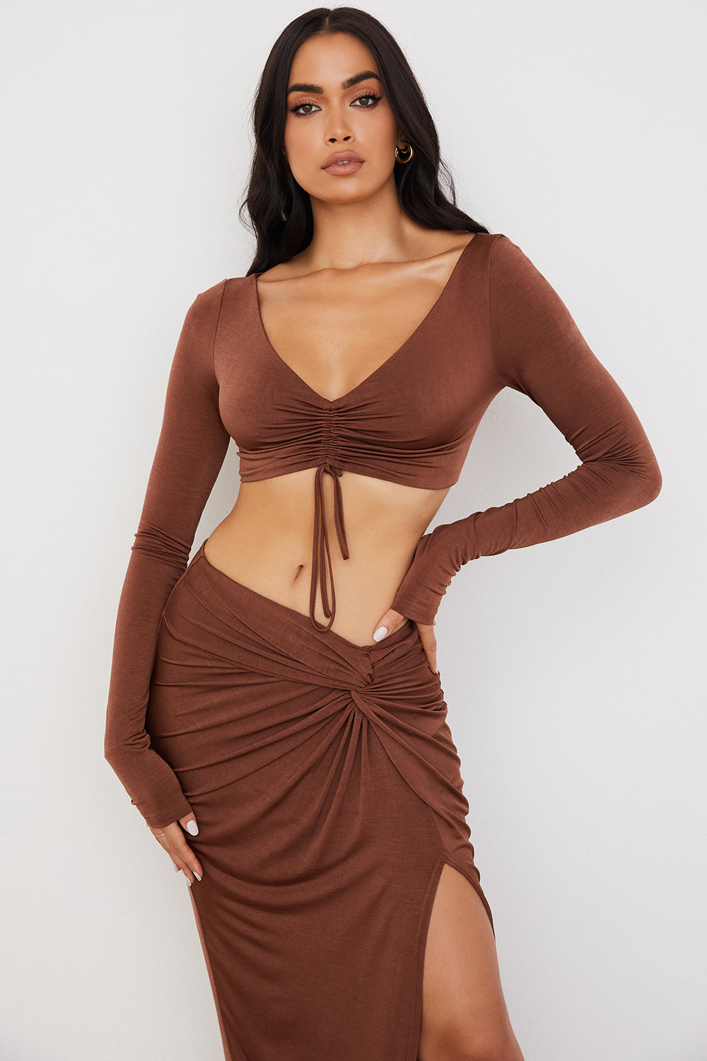 Crop top z marszczeniem w kolorze czekolady i dżersejowa spódnica maxi z zakrêcanym przodem