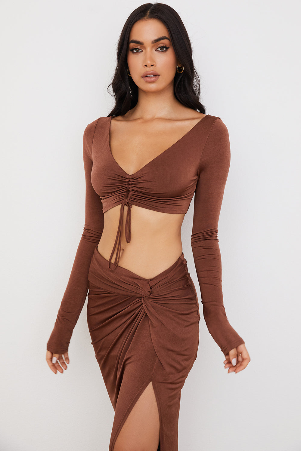 Crop top z marszczeniem w kolorze czekolady i dżersejowa spódnica maxi z zakrêcanym przodem