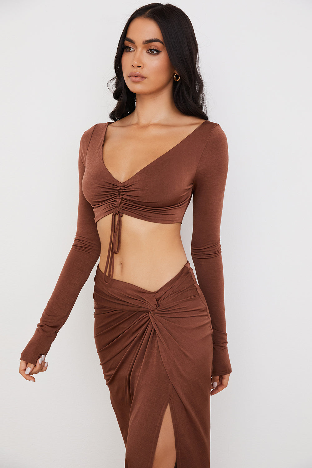 Crop top z marszczeniem w kolorze czekolady i dżersejowa spódnica maxi z zakrêcanym przodem